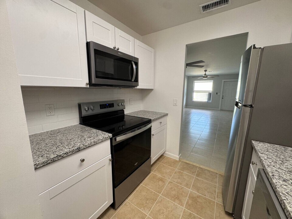 1762 Service Rd in North Palm Beach, FL - Building Photo