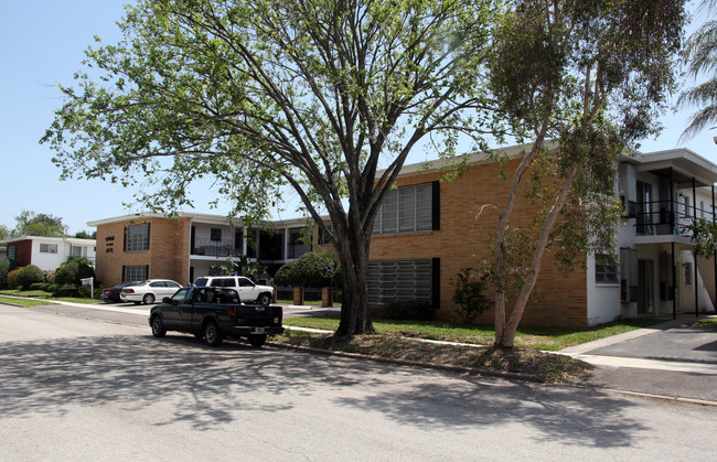 Cowan Apartments in Tampa, FL - Building Photo - Building Photo