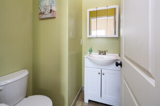 2721 W 82nd Pl, Unit Y in Inglewood, CA - Building Photo - Building Photo