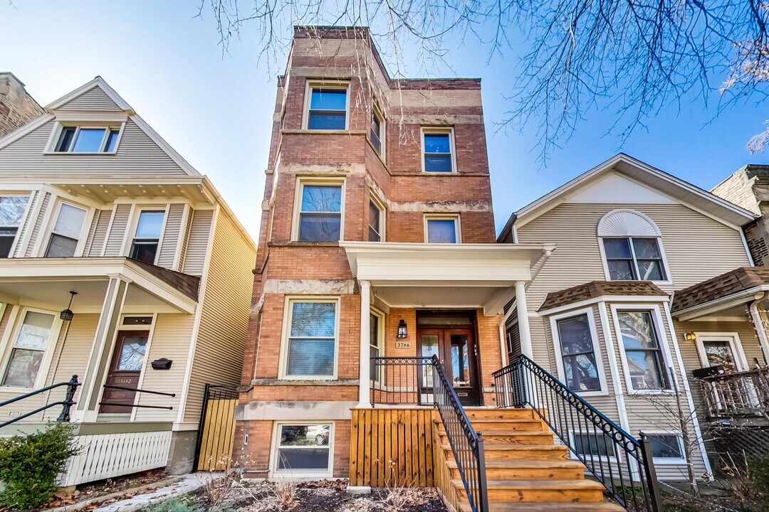 3746 N Hermitage Ave in Chicago, IL - Building Photo