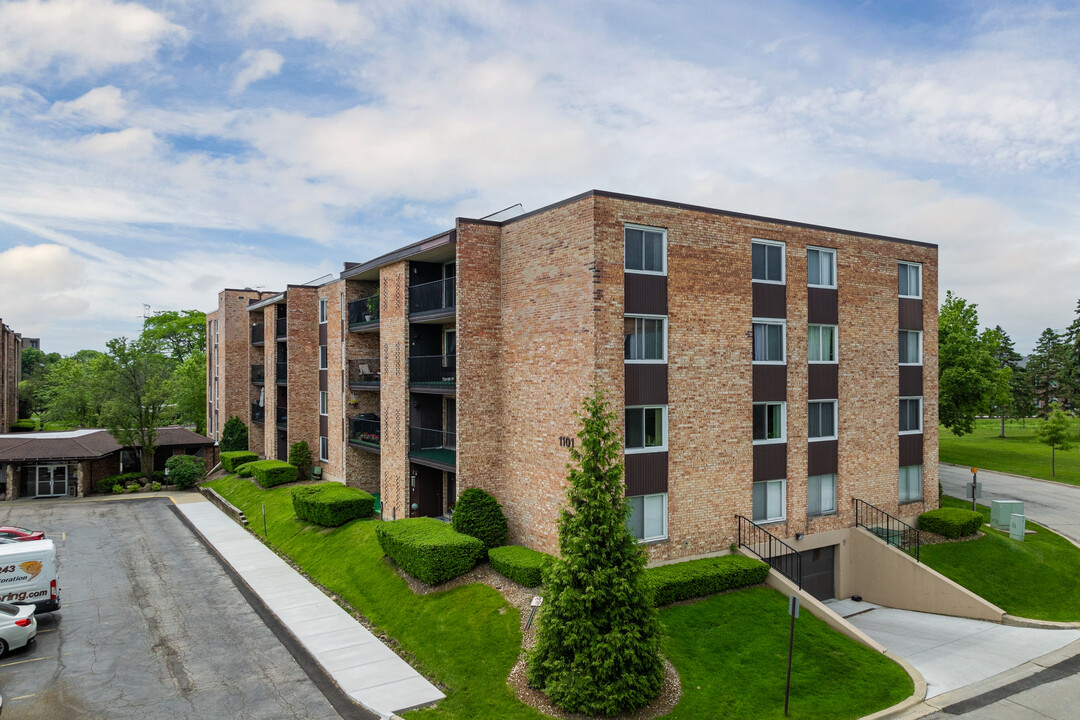 Hunt Club on the Lake in Mount Prospect, IL - Building Photo