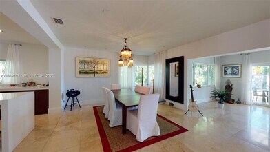 6015 Pine Tree Dr in Miami, FL - Building Photo - Building Photo