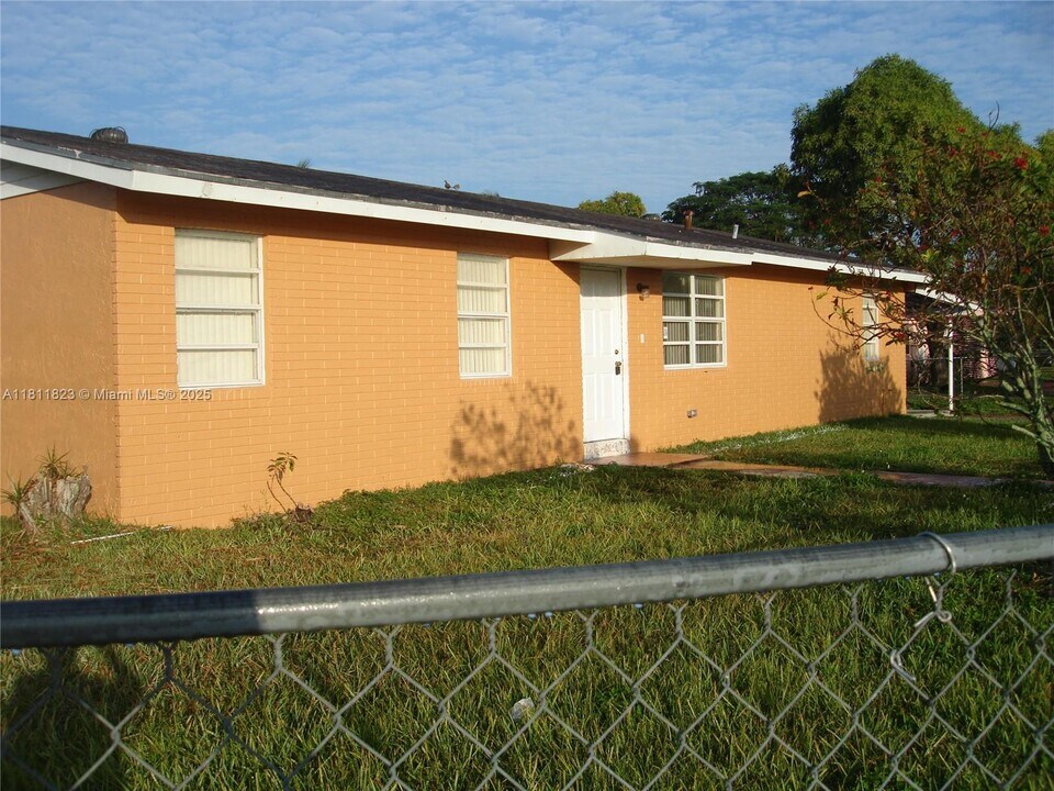696 SW 16th Terrace in Homestead, FL - Building Photo