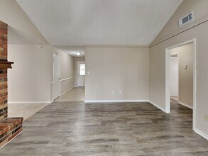 1600 Donovan St, Unit 4 in Baytown, TX - Building Photo - Building Photo