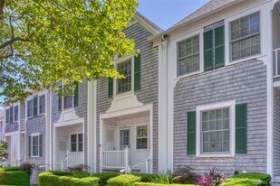 21 Stirling Cove in Greenport, NY - Building Photo