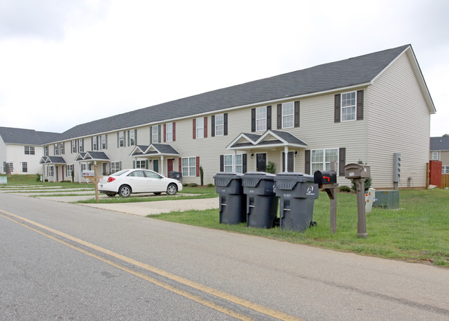 Viewpoint Villas - Townhomes in Jackson, GA - Building Photo - Building Photo