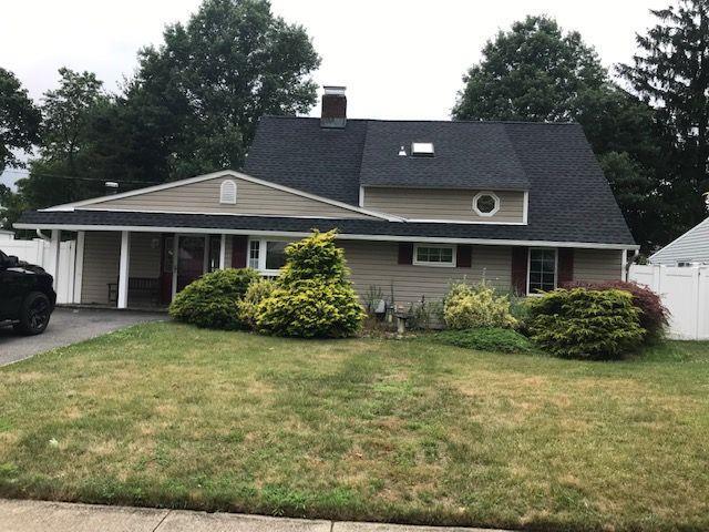 52 April Ln in Hicksville, NY - Building Photo