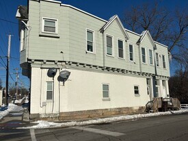 142 N Broad St in Grove City, PA - Building Photo