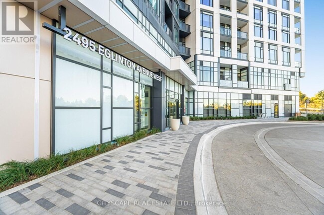 2495 Eglinton Ave W in Mississauga, ON - Building Photo - Building Photo