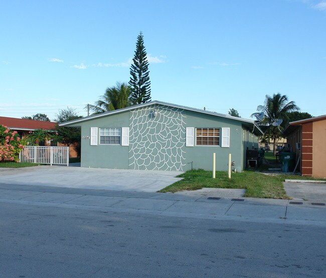 10841 SW 7th St in Miami, FL - Building Photo - Building Photo