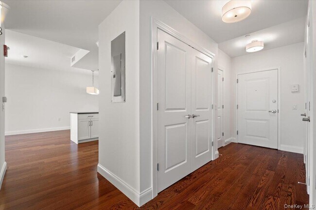 10 Byron Pl in Larchmont, NY - Building Photo - Building Photo