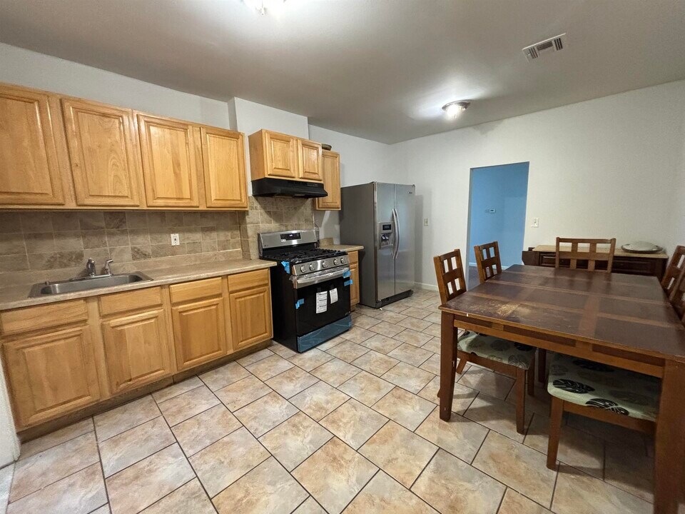 25 E 28th St in Bayonne, NJ - Building Photo