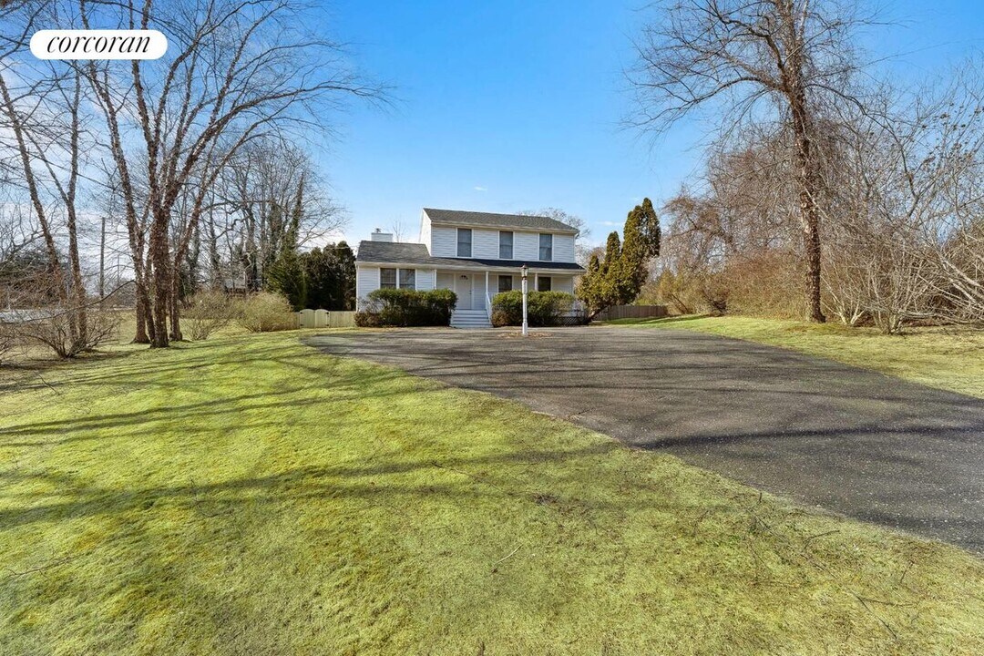 211 N Main St in Southampton, NY - Building Photo