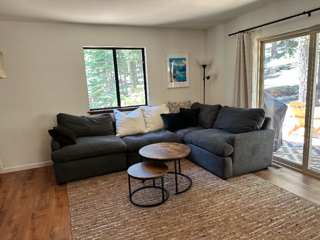 12830 Skislope Way in Truckee, CA - Foto de edificio - Building Photo