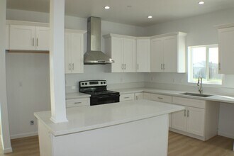 7612 Xavier Ave in California City, CA - Building Photo - Building Photo