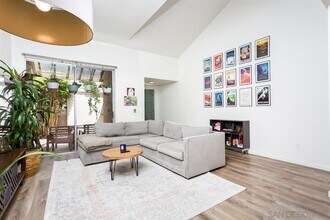 6204 Caminito Carrena in San Diego, CA - Foto de edificio - Building Photo