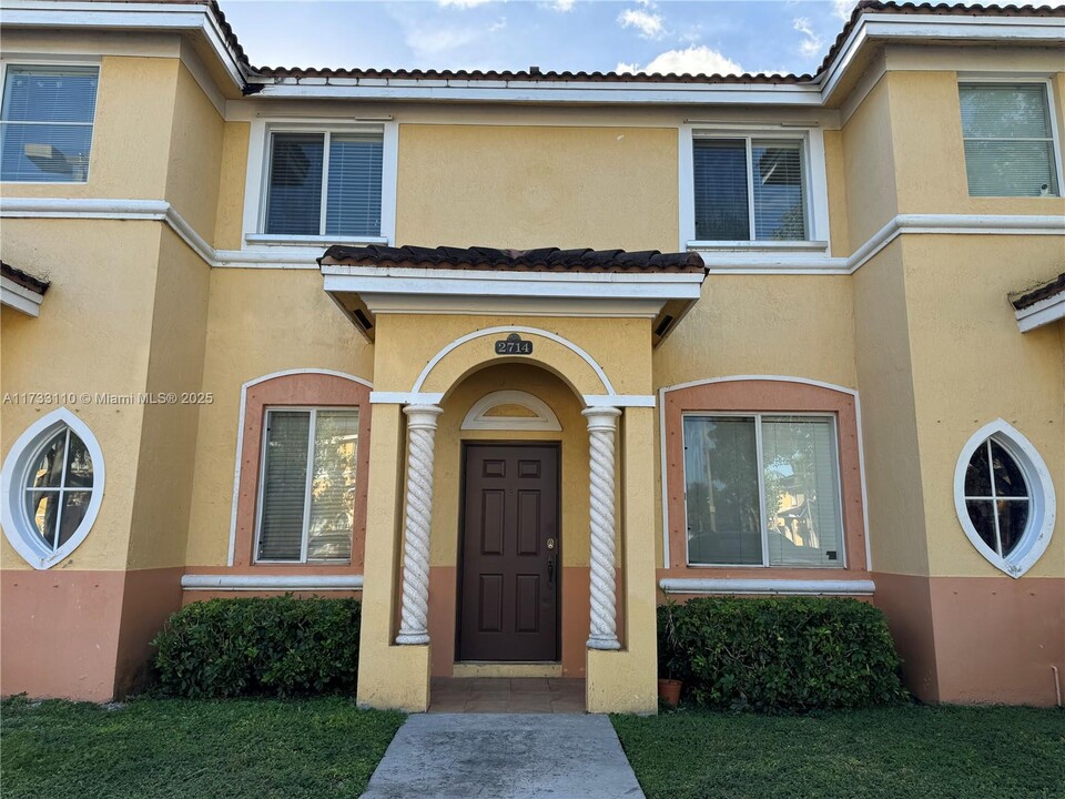 2714 SE 15th Rd in Homestead, FL - Foto de edificio