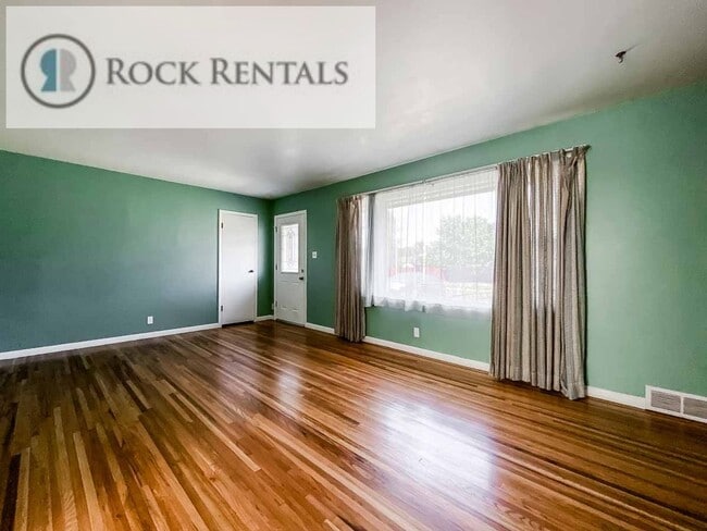 1117 E 17th Ave in Hutchinson, KS - Foto de edificio - Building Photo