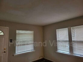 1553 N Walnut Grove Ave in Decatur, IL - Building Photo