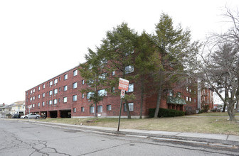 590 Wethersfield Ave in Hartford, CT - Foto de edificio - Building Photo