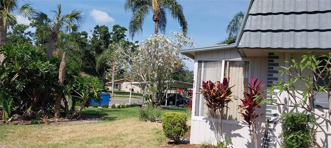 1811 Bedford Ln in Sun City Center, FL - Building Photo - Building Photo
