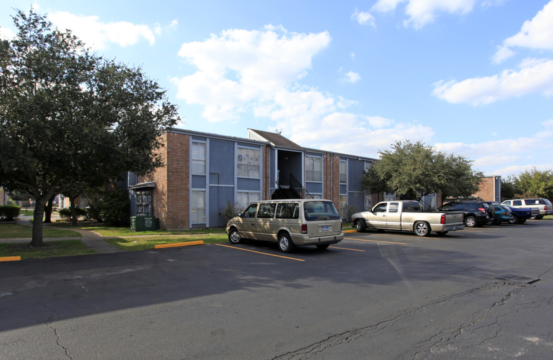 Mustang Crossing Apartments Photo