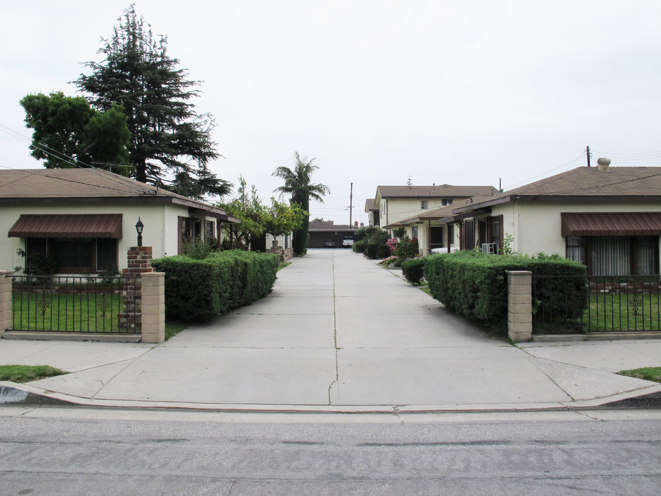 12044 Old River School Rd in Downey, CA - Foto de edificio