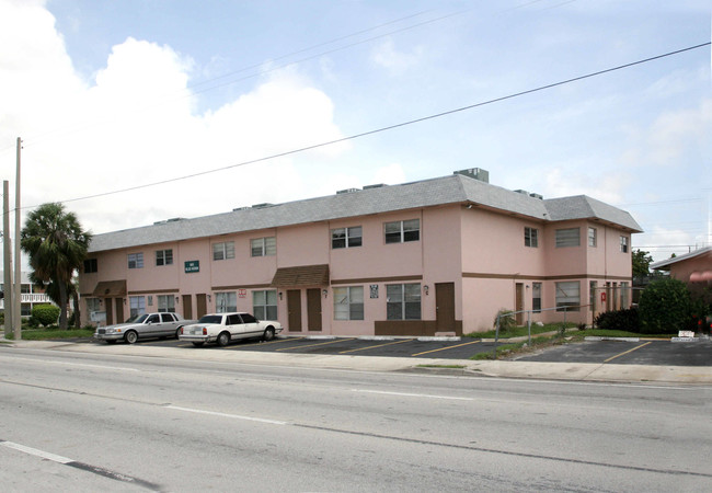 1160 W Blue Heron Blvd in Riviera Beach, FL - Building Photo - Building Photo