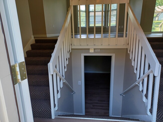7006 N Chas Dr in Pleasant Valley, MO - Foto de edificio - Building Photo
