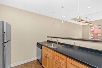 296 Meridian St, Unit 2 in Boston, MA - Foto de edificio - Building Photo