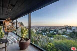 8430 Franklin Ave in Los Angeles, CA - Building Photo