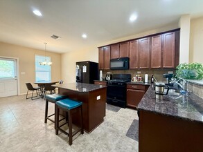 14011 Knob Crk in San Antonio, TX - Foto de edificio - Building Photo