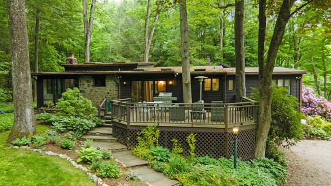 58 W Redding Rd in Danbury, CT - Building Photo - Building Photo