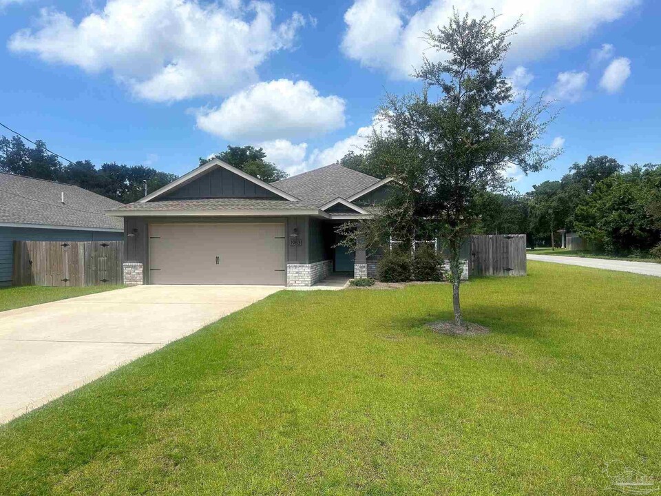 1983 Prado St in Navarre, FL - Foto de edificio