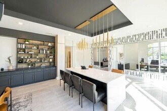 425 W Trade St, Unit 1ER in Charlotte, NC - Building Photo - Building Photo