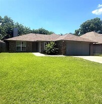 1212 Eagle Lake Dr in Azle, TX - Building Photo