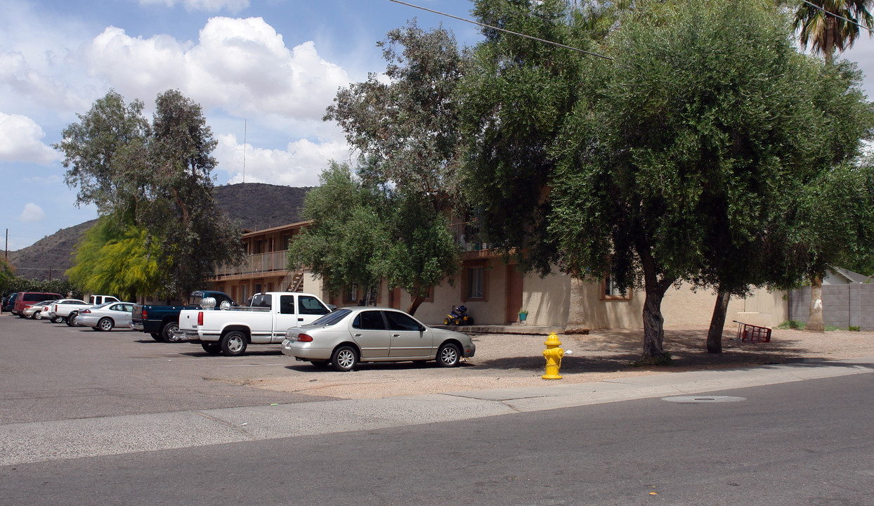 Sunny Manor in Phoenix, AZ - Building Photo