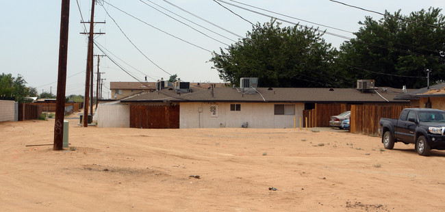 Algonquin Courtyard Apartments in Apple Valley, CA - Building Photo - Building Photo