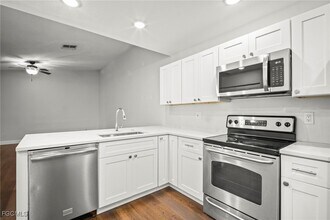 15524 Crystal Lake Dr in North Fort Myers, FL - Foto de edificio - Building Photo