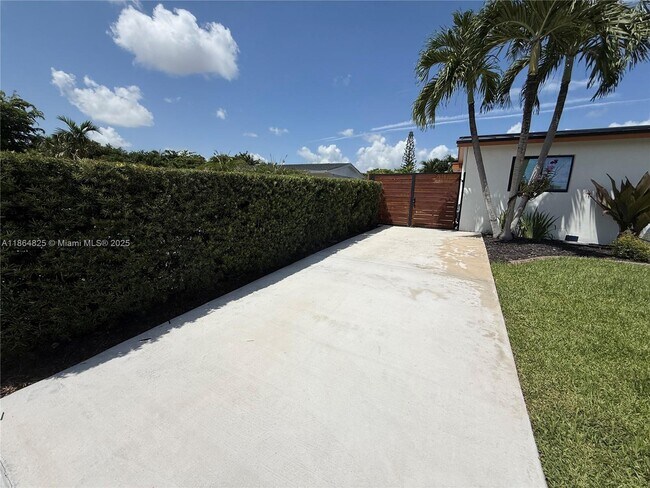 16800 NW 72nd Ct in Hialeah, FL - Building Photo - Building Photo