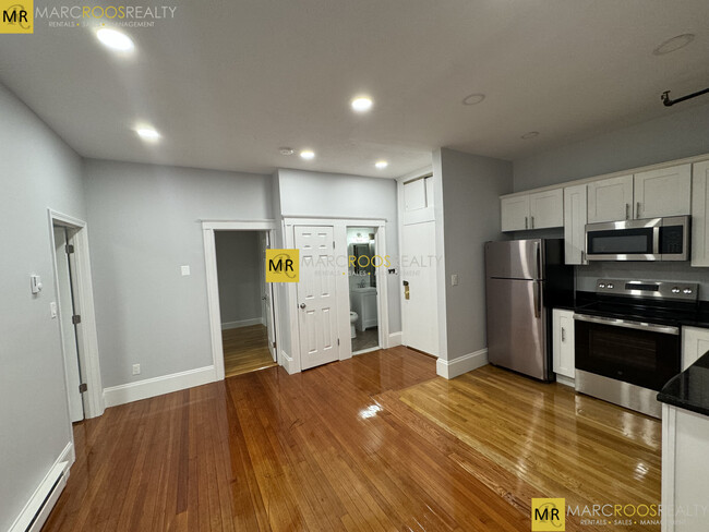 472 Commonwealth Ave, Unit 3 in Boston, MA - Foto de edificio - Building Photo