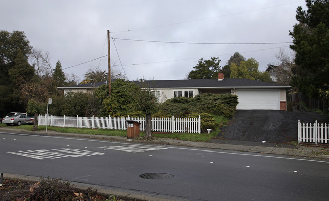 3510 Deer Hill Rd in Lafayette, CA - Foto de edificio - Building Photo
