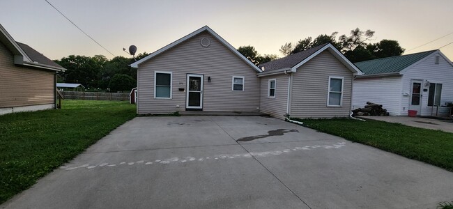 property at 322 N Prairie St