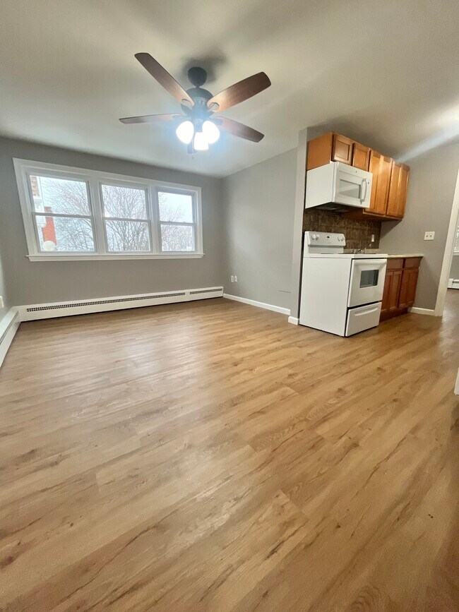 4 Nesbit Ave, Unit B-3 in West Hartford, CT - Building Photo - Building Photo