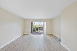 126 S Cypress Rd in Pompano Beach, FL - Building Photo - Building Photo