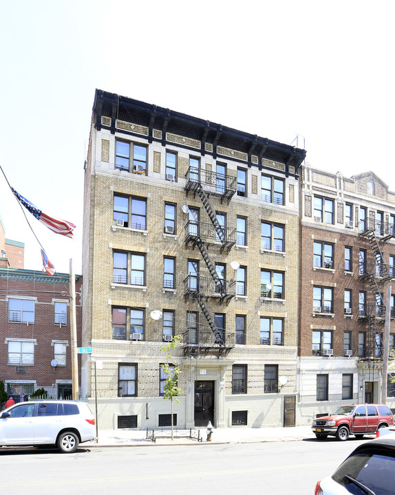 735 E 182nd St in Bronx, NY - Foto de edificio