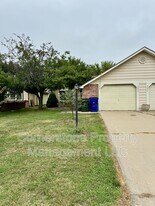 3806 Pinnacle Cir in Lawrence, KS - Building Photo