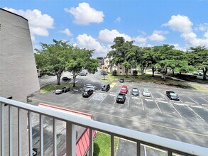 1005 Country Club Dr, Unit 404 in Margate, FL - Building Photo - Building Photo