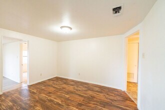 6950 Lark Haven Ln in San Antonio, TX - Foto de edificio - Building Photo