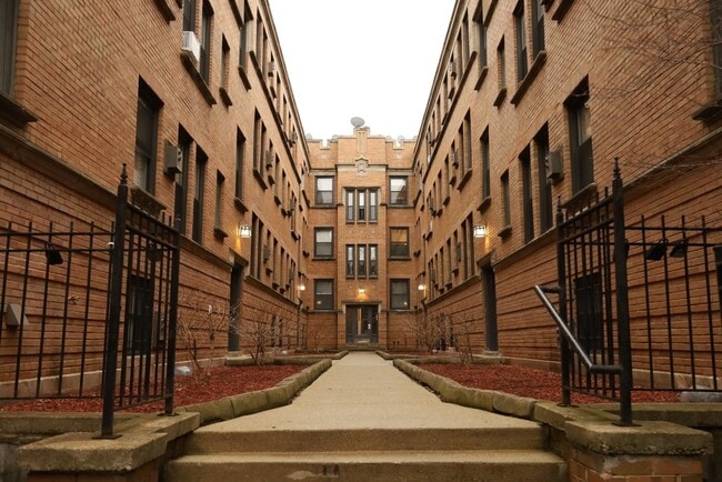 747 W Cornelia Ave, Unit J04P in Chicago, IL - Foto de edificio - Building Photo